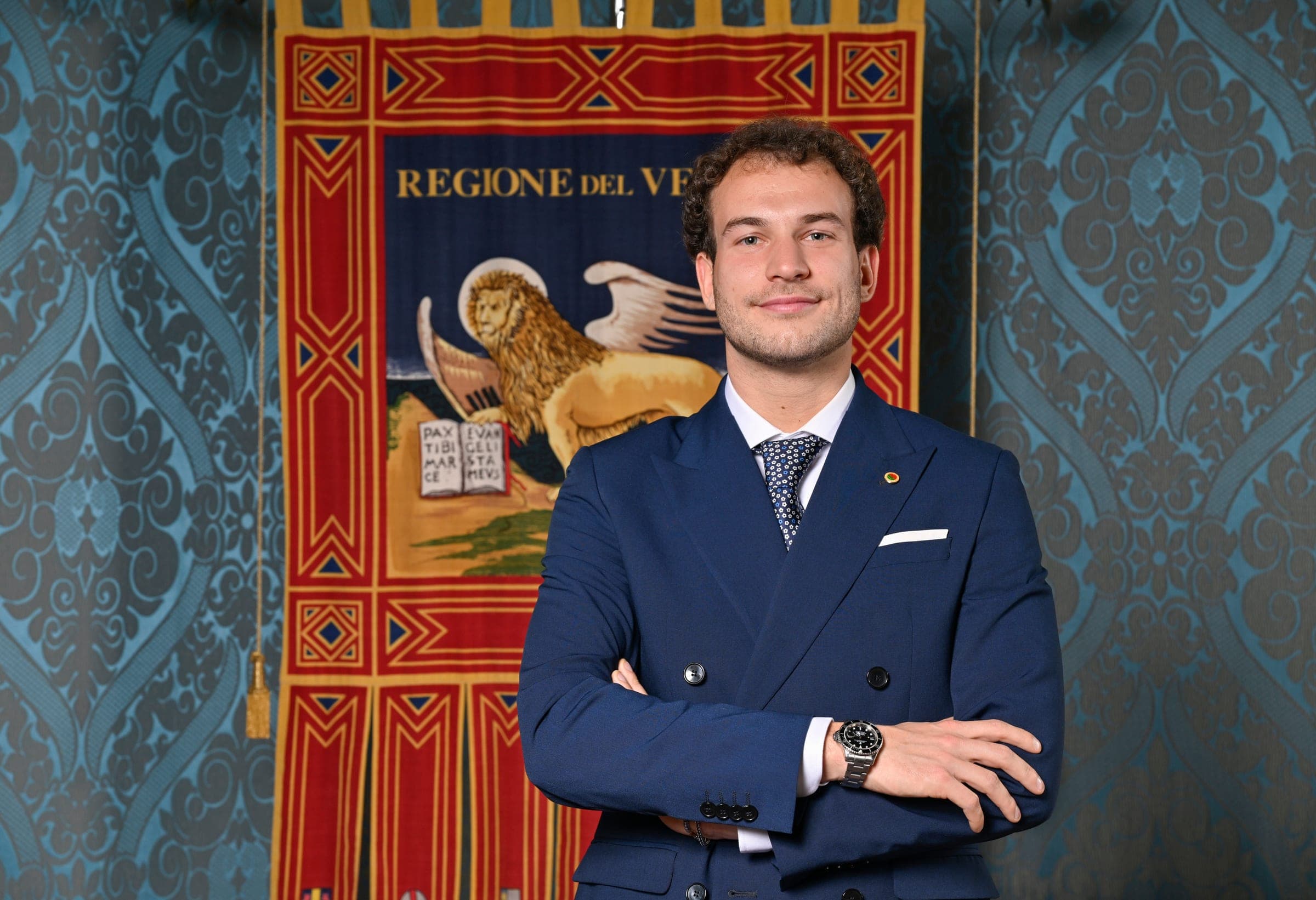 Jacopo Maltauro davanti al gonfalone della Regione del Veneto
