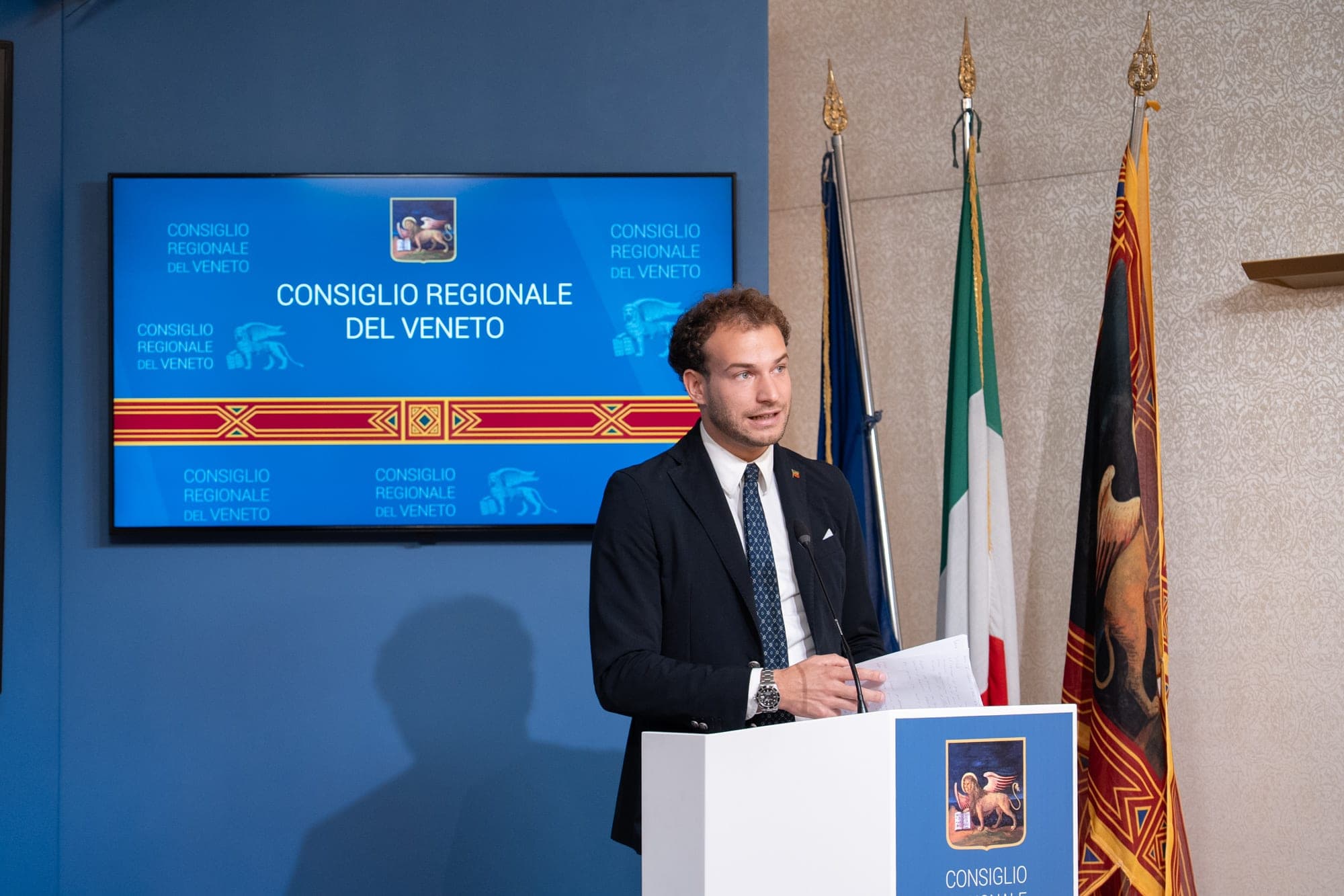 Jacopo Maltauro al podio della sala stampa del Consiglio regionale del Veneto